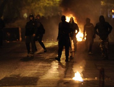 Θεσσαλονίκη: Συμπλοκές ΜΑΤ και αναρχικών με το πέρας συγκέντρωσης- Φωτιές σε κάδους (φωτό, βίντεο)